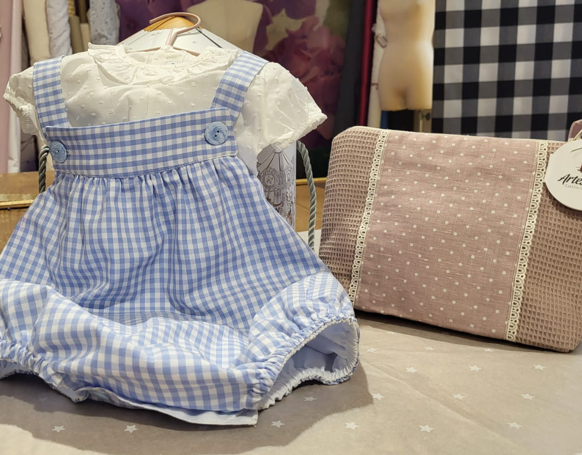 Conjunto de bebe artesanal con camisa de plumeti, ranita de vichy y neceser a juego - Tela, telita, tela
