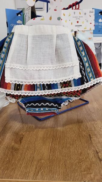 Conjunto falda, delantal y braguita para bebé en tela manchega - Tela, telita, tela